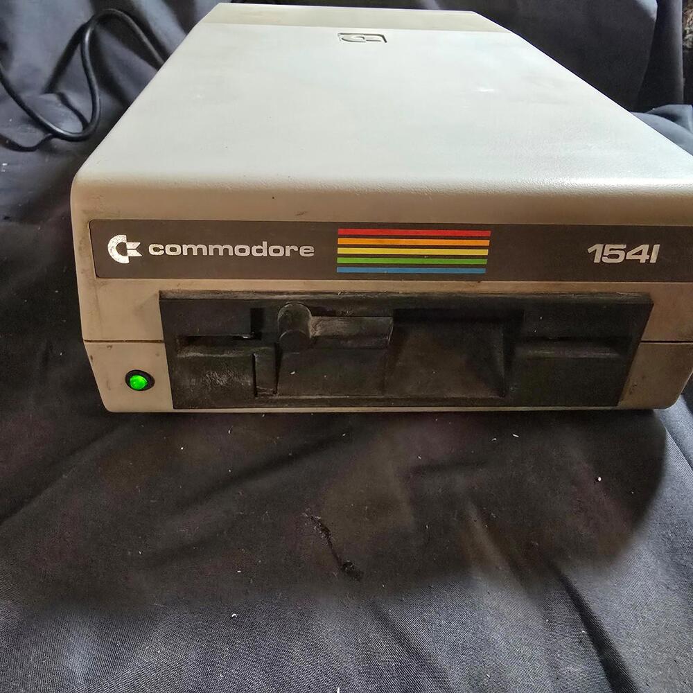 Commodore 64 1541 Floppy Disk Drive Powers On When Plugged In